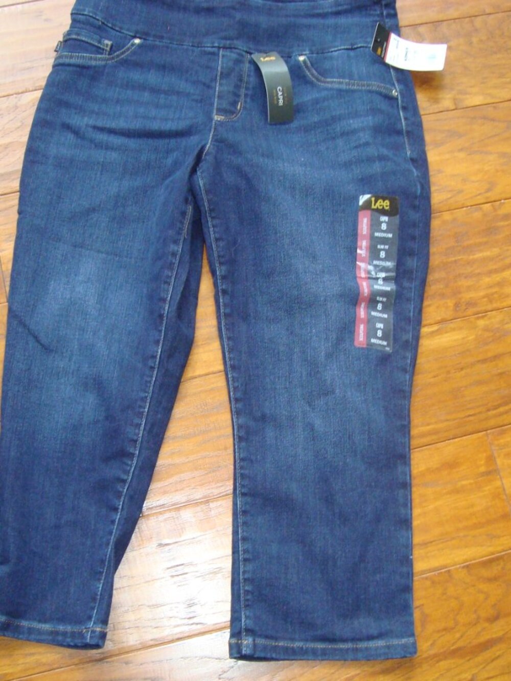 NWT Lee Size 8  Slim Fit Sculpting Midrise Pull On Capri Jeans